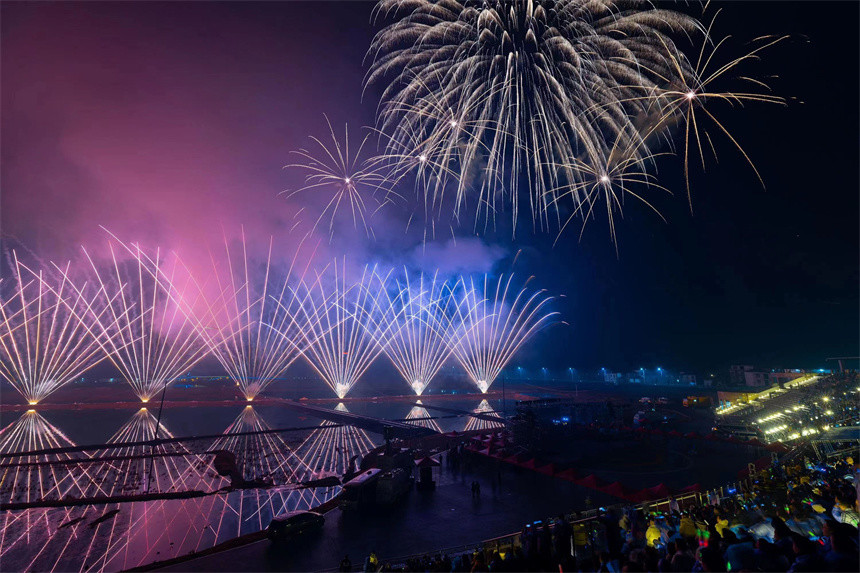 江西上栗:流光溢彩 万人同赏烟花欢度元宵_腾讯新闻