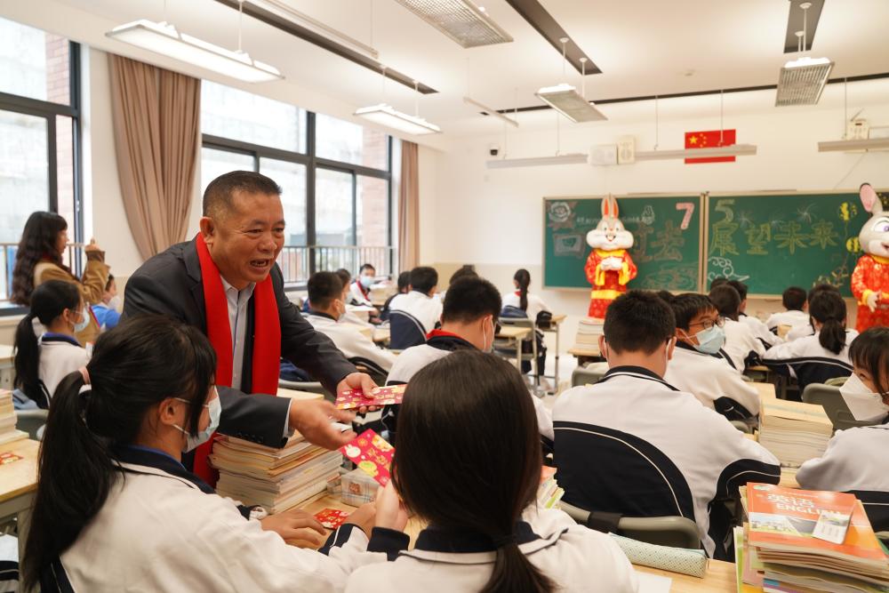 港中大礼文学校校长进教室派惊喜红包 藏着最好的开学祝愿_腾讯新闻