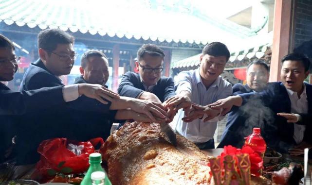 正月十五,东莞东坑角社村举办"结灯"仪式