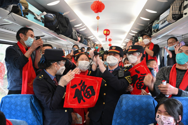 2023年1月13日,k1268次列车的乘客和乘务员在车厢里唱歌.