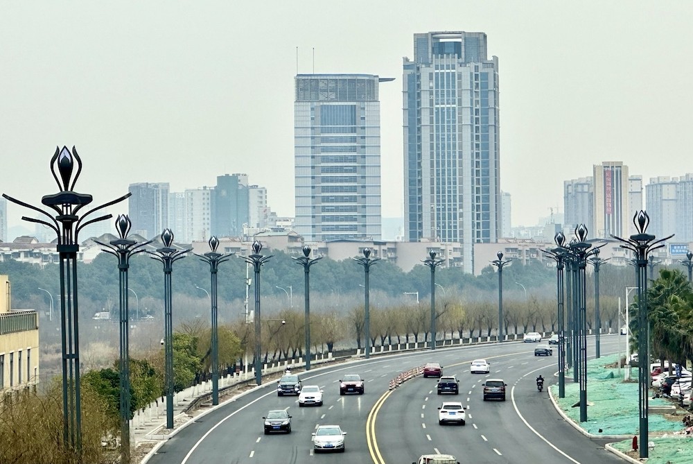 飞云大道试运行双向六车道跑出舒适感