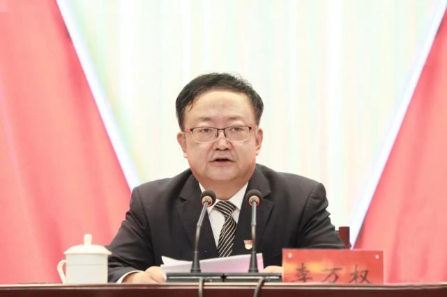 李万权在全县领导干部警示教育大会上强调 以更加昂