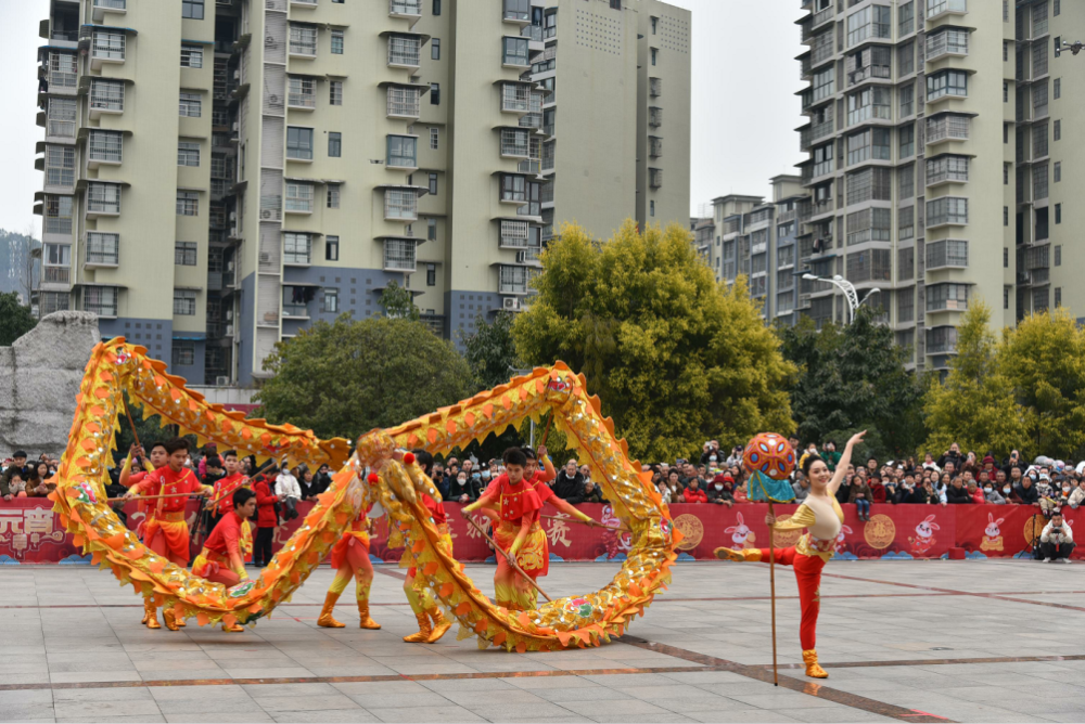 太震撼了花式舞龙贺新春锦绣南充欢乐多