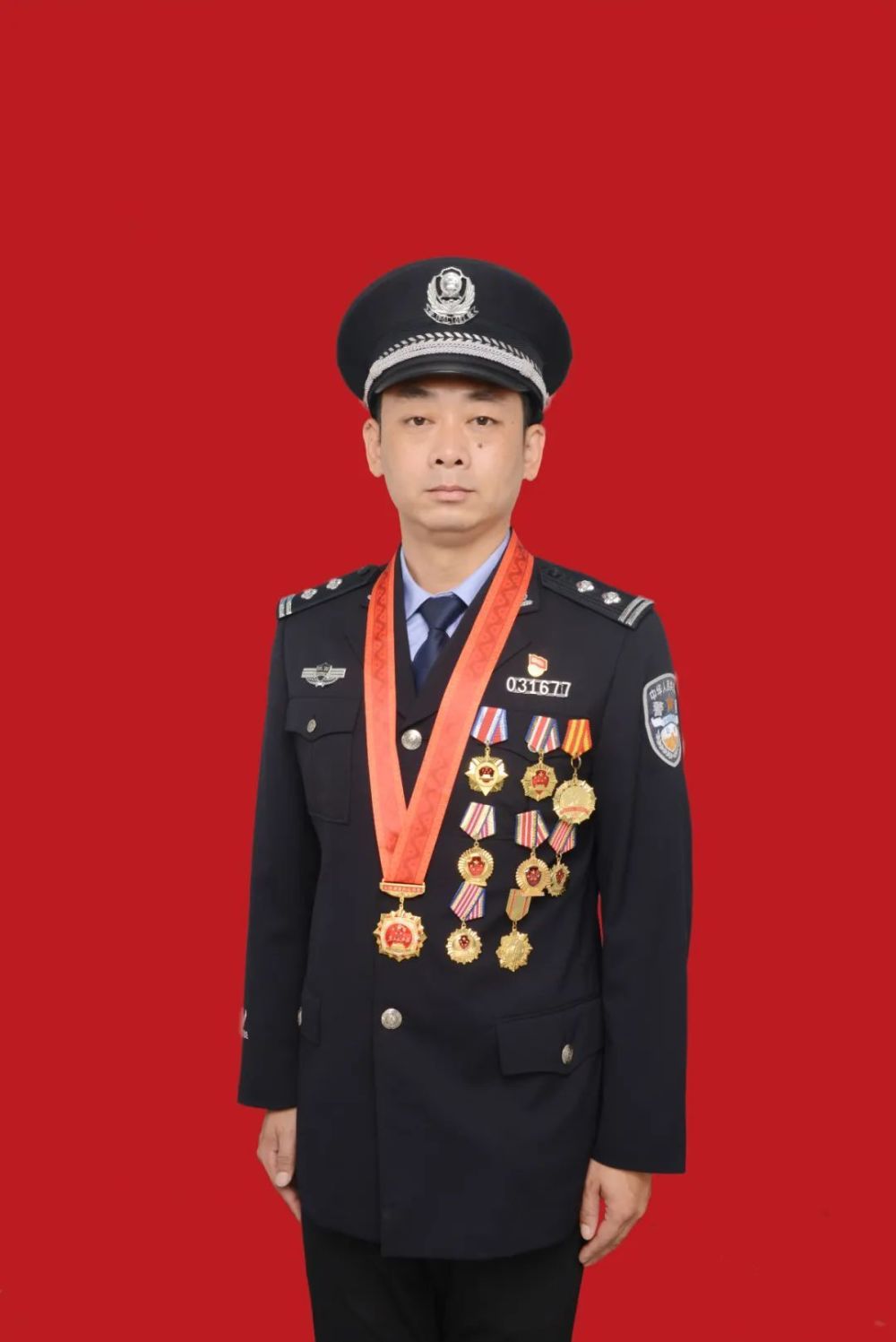 2022年5月被公安部授予"全国优秀人民警察";2022年8月被中共中央