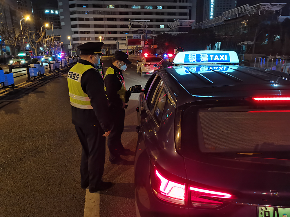 15公里路出租车司机要价200元,上海严打非法客运效果如何?_腾讯新闻