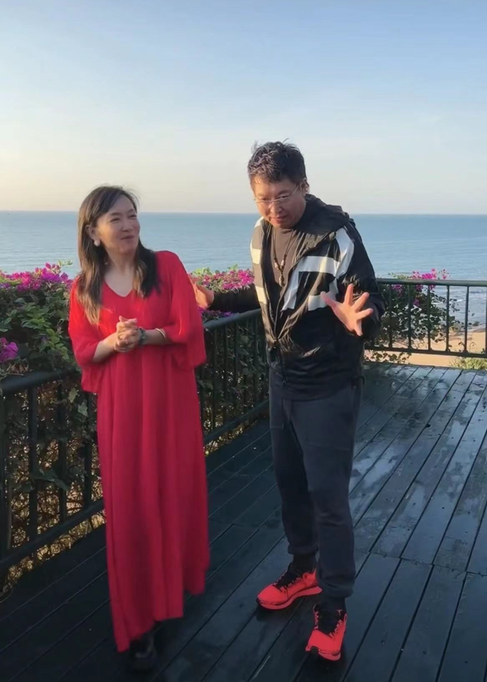 主持人王芳被疑怀二胎,穿红裙身材臃肿小腹凸,和教授老公太低调