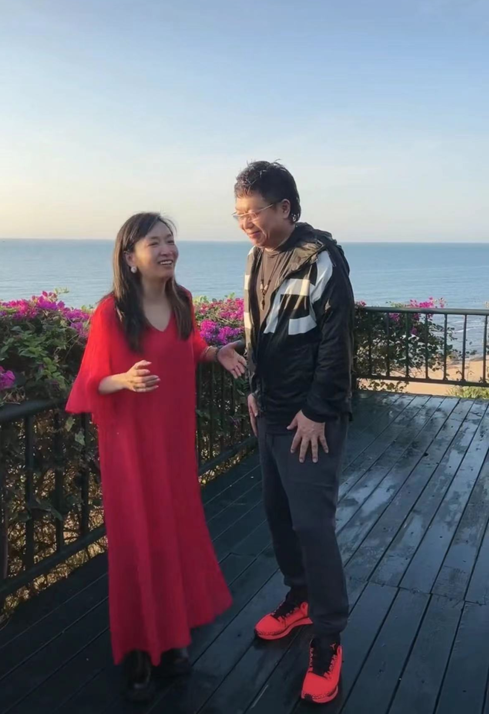 主持人王芳与搭档王为念海南游玩!
