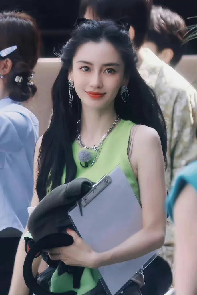 说到美人尖,在女明星中不少都有,林青霞的美人尖让她