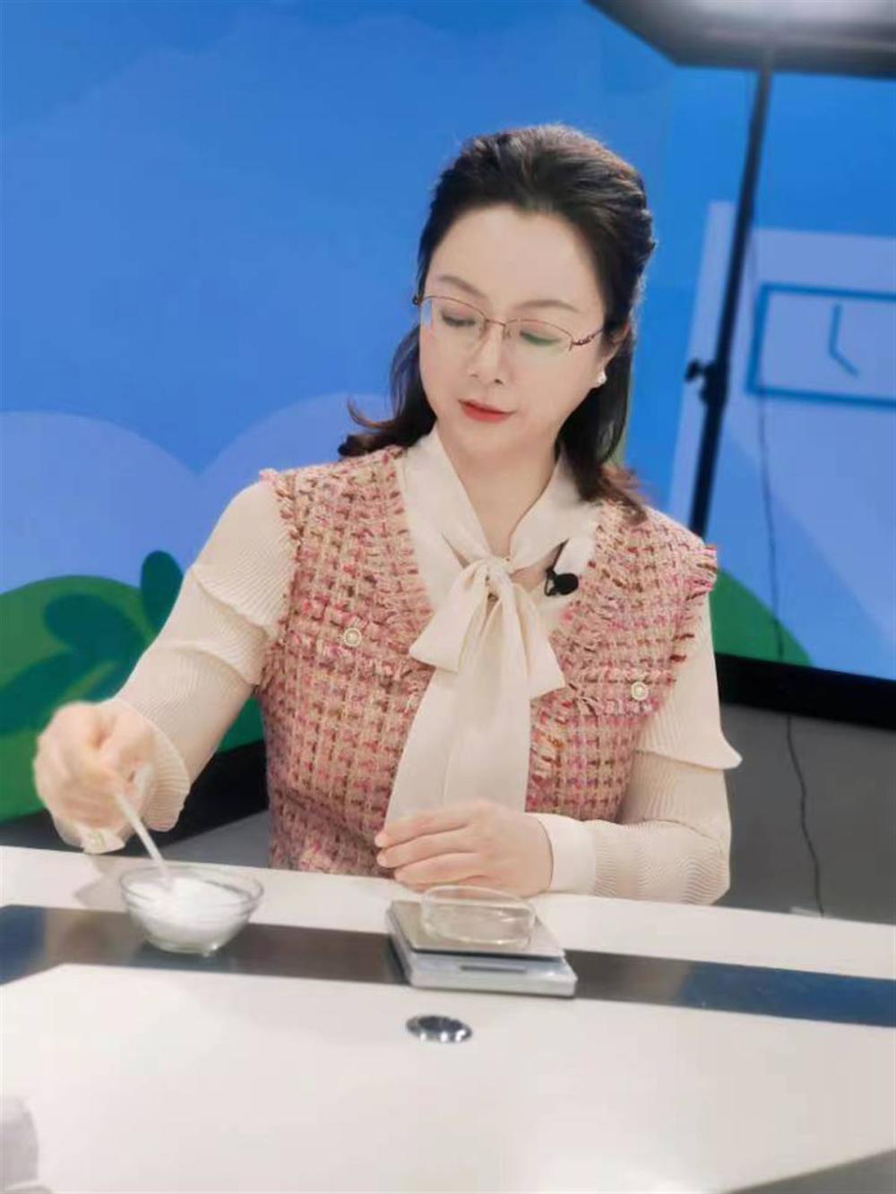 果蔬不能少"……镜头前,王娅芬用朗朗上口的快板儿歌讲授食品健康知识