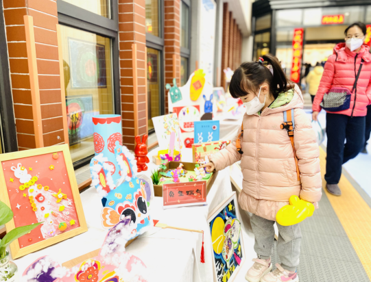抽红包,套礼物,收福气……二七区第二实验幼儿园迎接孩子归园