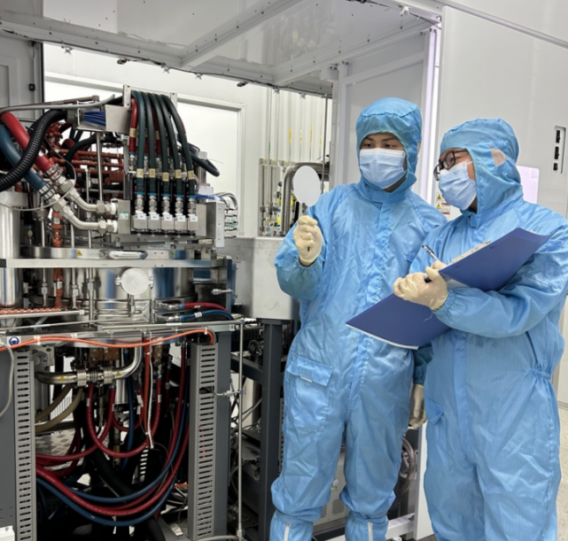 中国学者提出衬底驱动应变调控策略，制备峰值波长303.6纳米的发光二极管_腾讯新闻