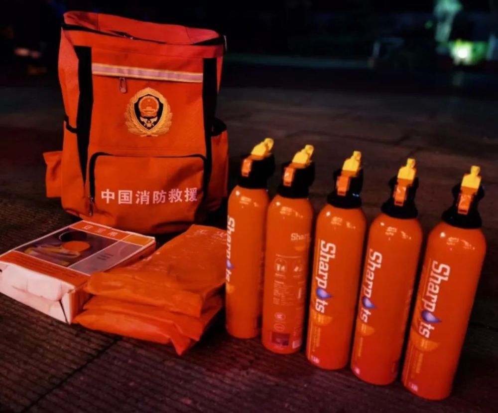 包里装有3具小型灭火器,3个灭火毯,常用药品,消防宣传资料,记录本