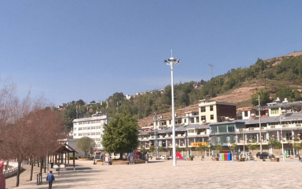 新春时节,走进红河县垤玛乡曼培村委会农场村,村道巷口平坦干净,彩色