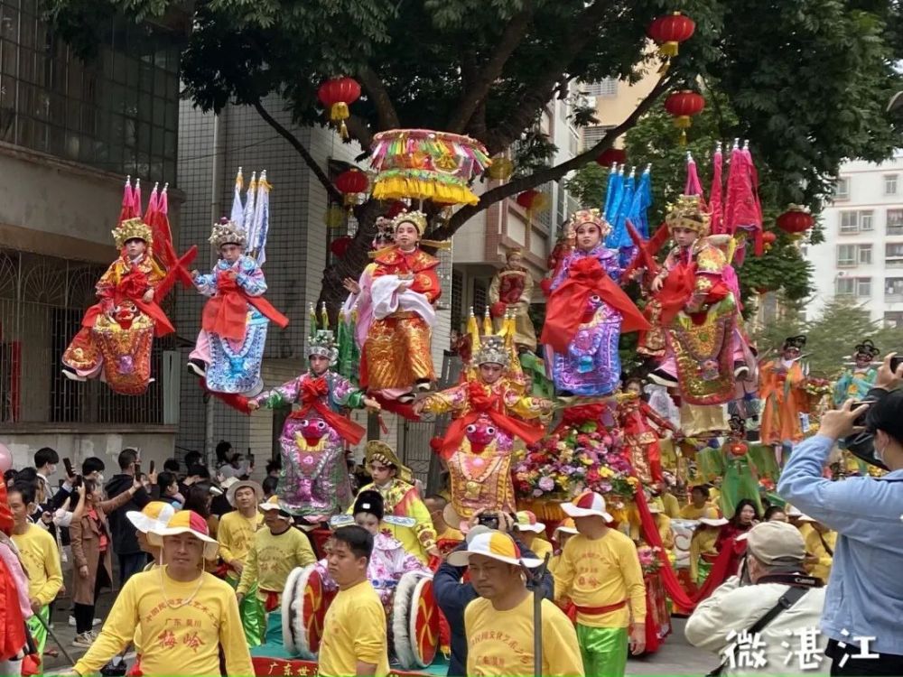 今天湛江人的朋友圈被赤坎百姓村年例刷爆!場面震撼萬人圍觀!