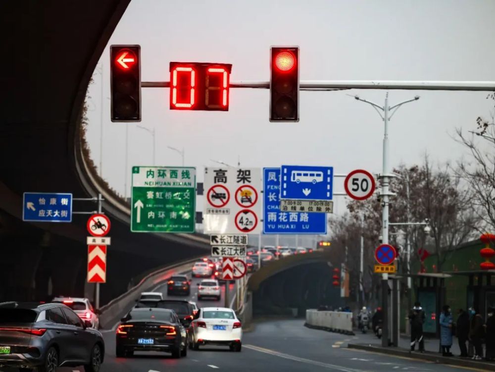 "南京的红绿灯都这么大吗?"是的!"大"有温度_腾讯新闻