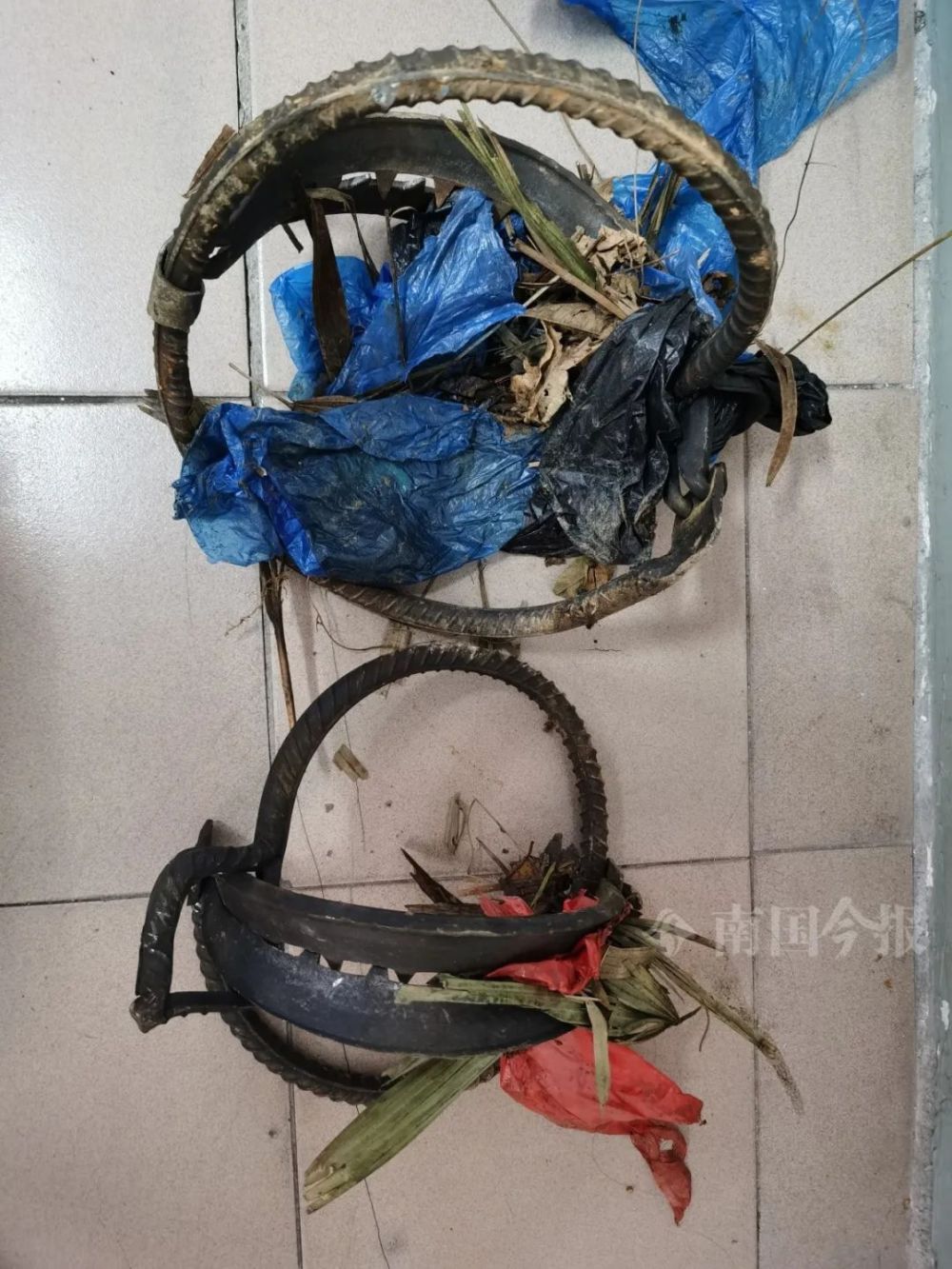 广雅大桥底,男子手脚被捕兽夹牢牢夹住,痛苦呻吟_腾讯新闻