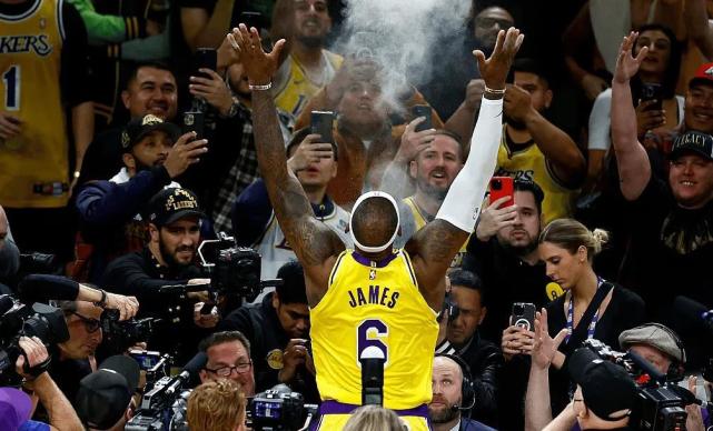 媒体晒出詹姆斯赛前抛镁粉照片_腾讯新闻