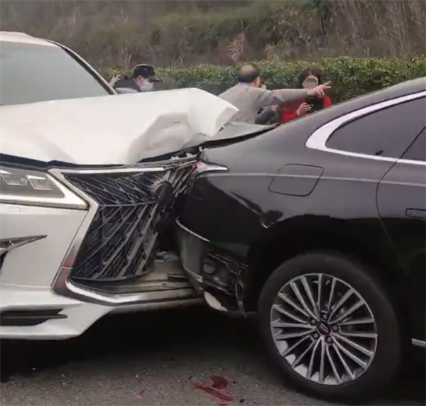 全新雷克萨斯lx570追尾国产红旗h9:结果惊人_腾讯新闻