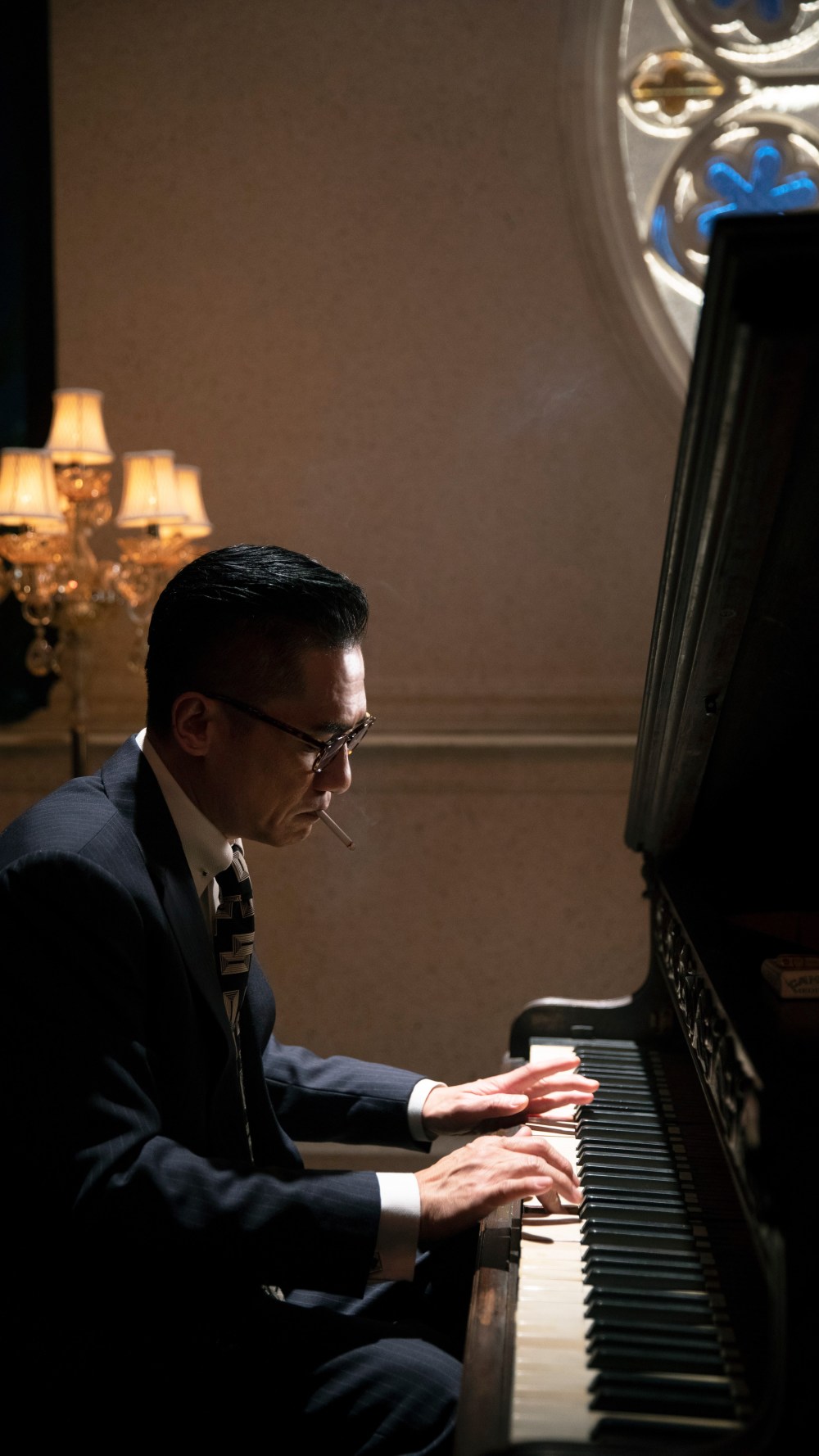 《风再起时》 梁朝伟挑战不可能的任务 苦练钢琴三个月 一天弹八小时