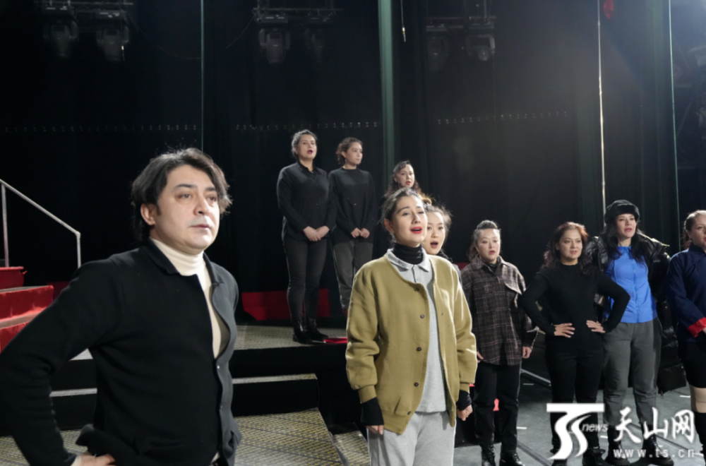 遍细抠着演员们在乐队伴奏下新疆艺术剧院歌剧团排练厅里放牧为巡边