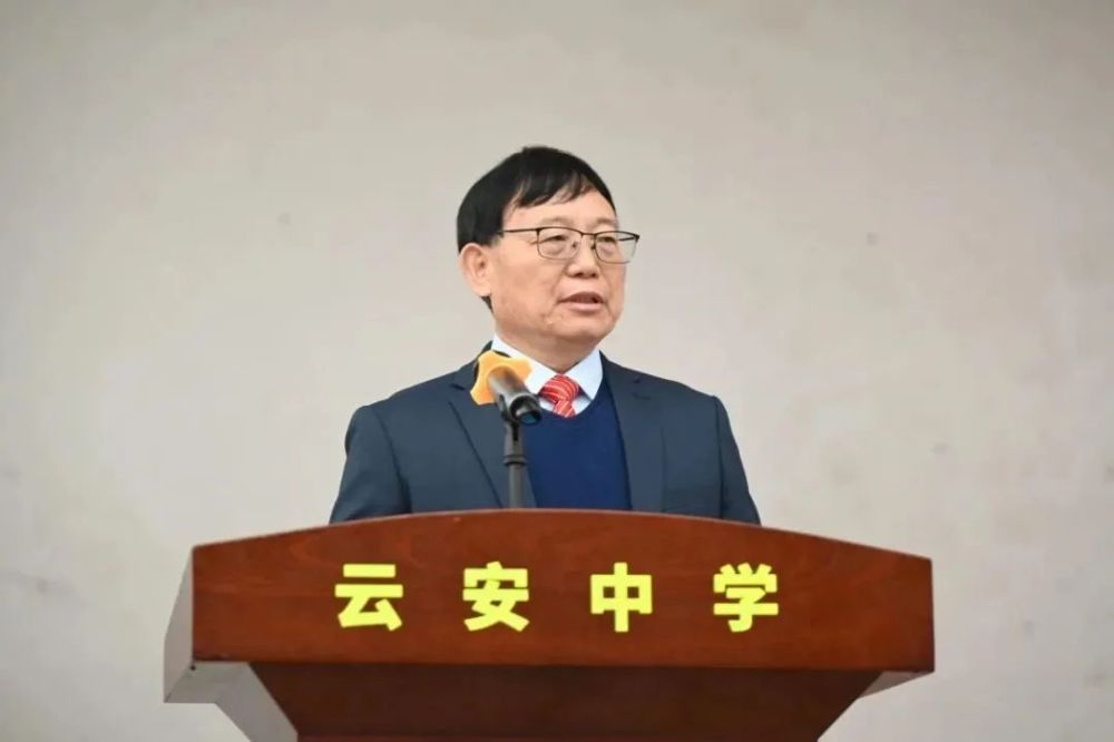 云安中学校长陈光源强调,新学期,学校将紧紧围绕"让学生成才,让教师
