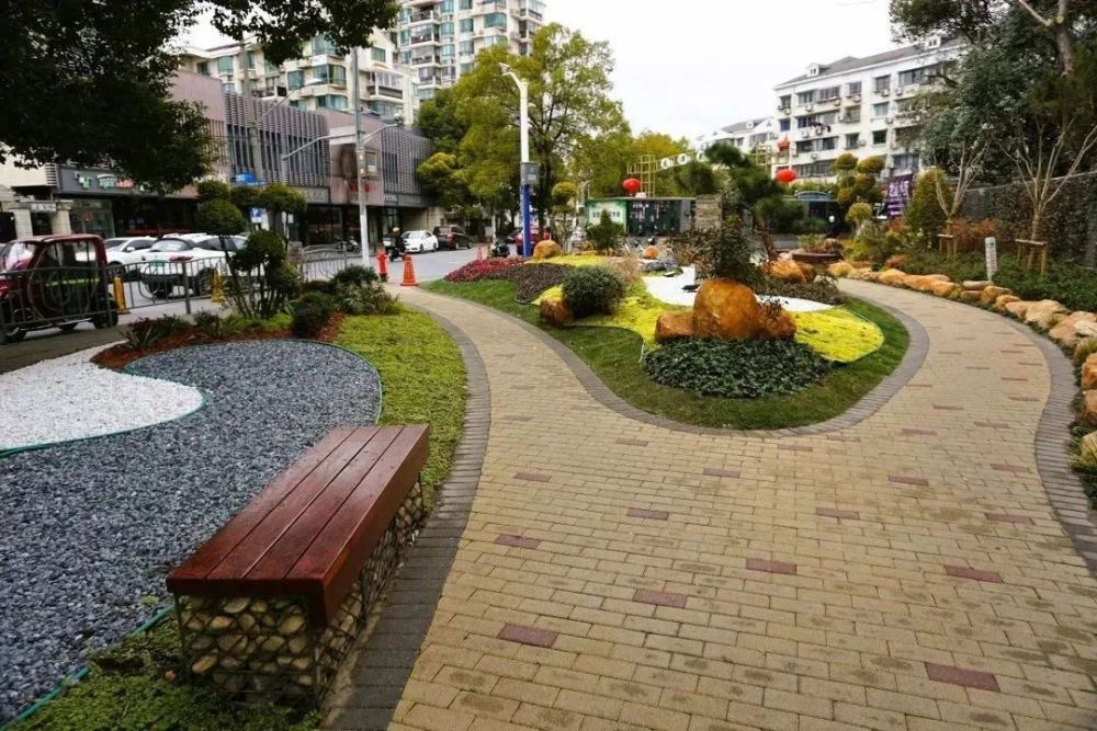 石笼坐凳和透水铺砖的园路造型多样的灌木,为绿化景观增添一份活力