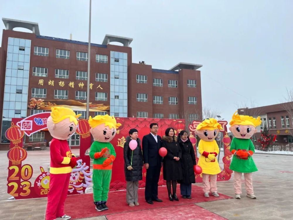 博乐市第九中学的教师等待学生入校博乐市第九中学的学生正在开班会