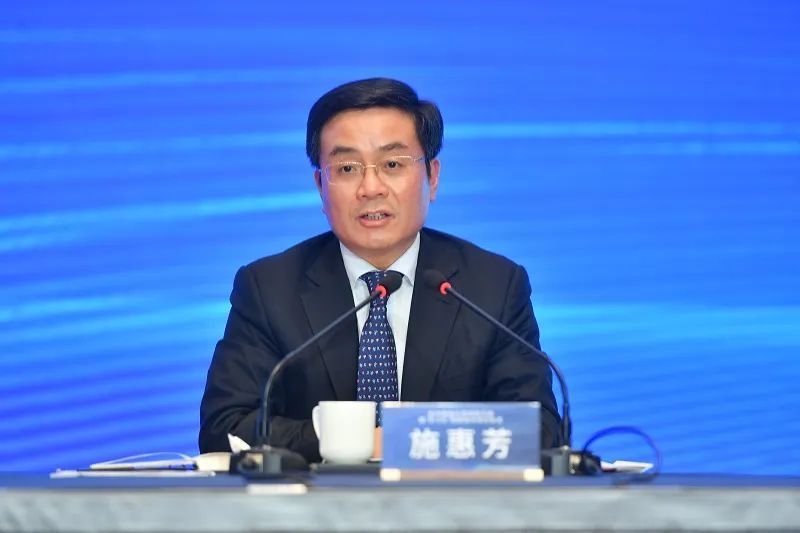 施惠芳全力招引更多大项目好项目