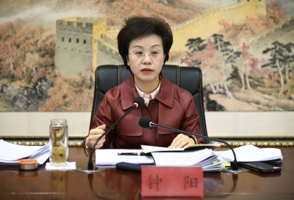 钟阳主持召开州政府常务会议