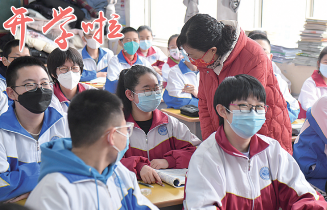 西宁市第七中学课堂上,学生与老师互动.