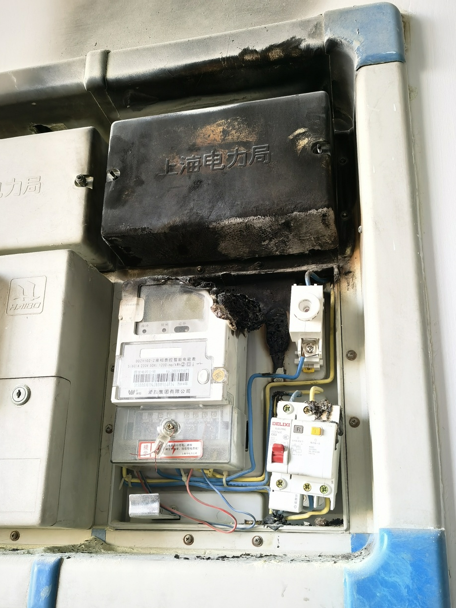 楼道电表箱起火松江这个小区的居民上演教科书式扑救