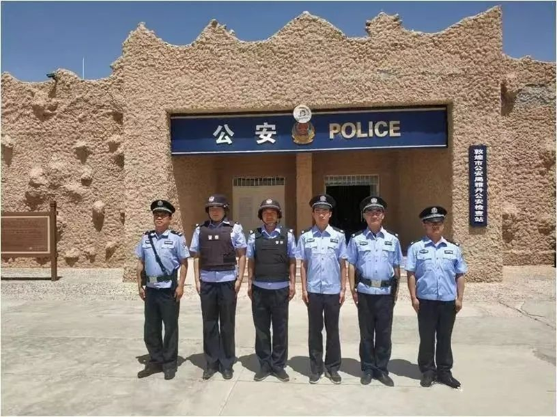 徒手挖窑洞死亡线上救回26人一起探寻全国唯一的大漠窑洞派出所背后的