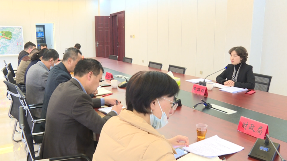 县委副书记黄丽琼主持会议并作讲话.