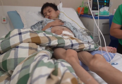 14岁男孩患先天性巨结肠,每天挂着"粪袋"排便,妈妈告别家人千里寻医