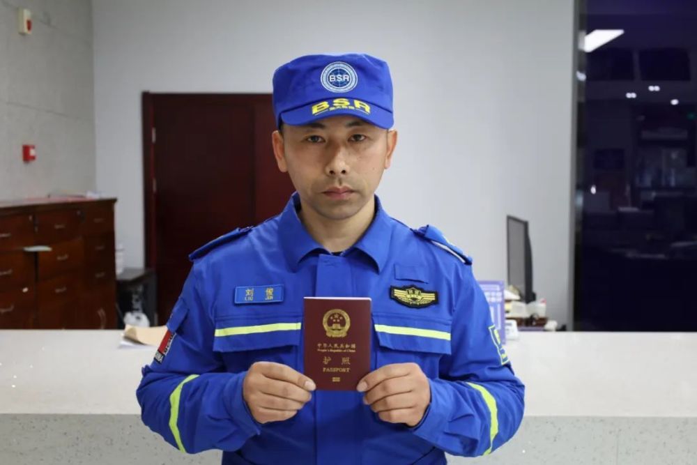 "他向记者展示了证件:拿到了加急办理的护照扬州江都蓝天救援队队长