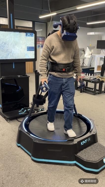 据小叶介绍,在剧版《三体》中"出镜"的vr跑步机名为kat walk mini