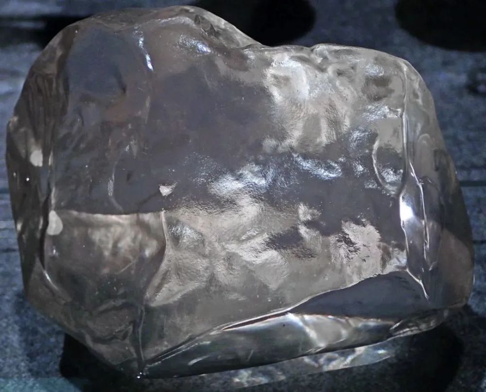 18克拉,而自然形成的最大钻石毛坯则是它的100多倍,达到3107克拉.