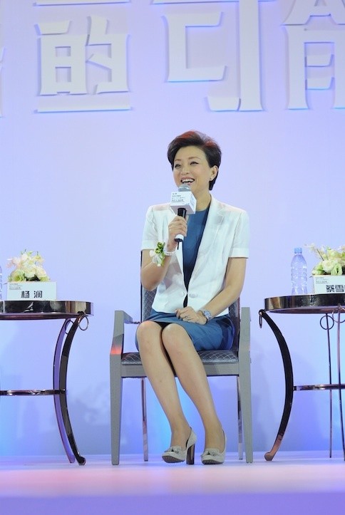 54岁杨澜现身美国授课,头发花白鬓角光秃一片老了许多