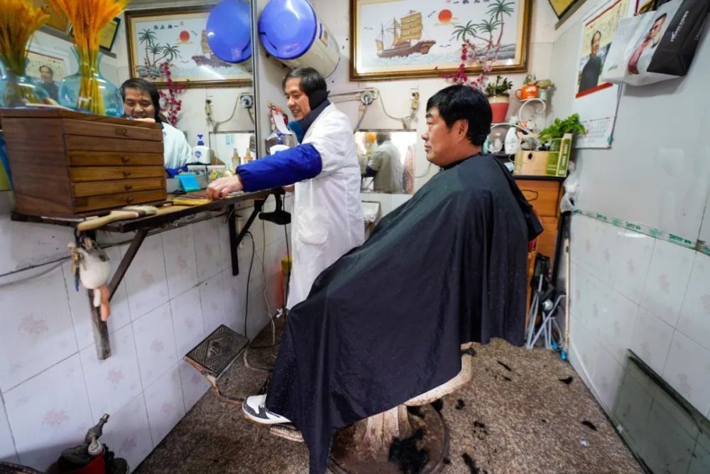奉城老街里的理发店老手艺更有老情怀