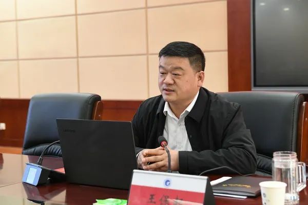 商丘工学院校长助理王保起为新入职教师作专题报告