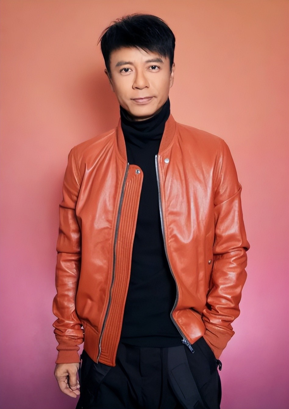 72岁谭咏麟穿球服与一众港星踢球,李克勤发文称赞:一晚射进三球_腾讯