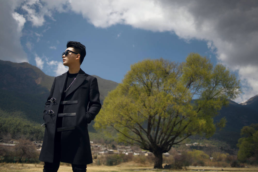 "音乐创作才子"谭轩辕全新单曲《足够》今日上线 表达对爱情美好向往