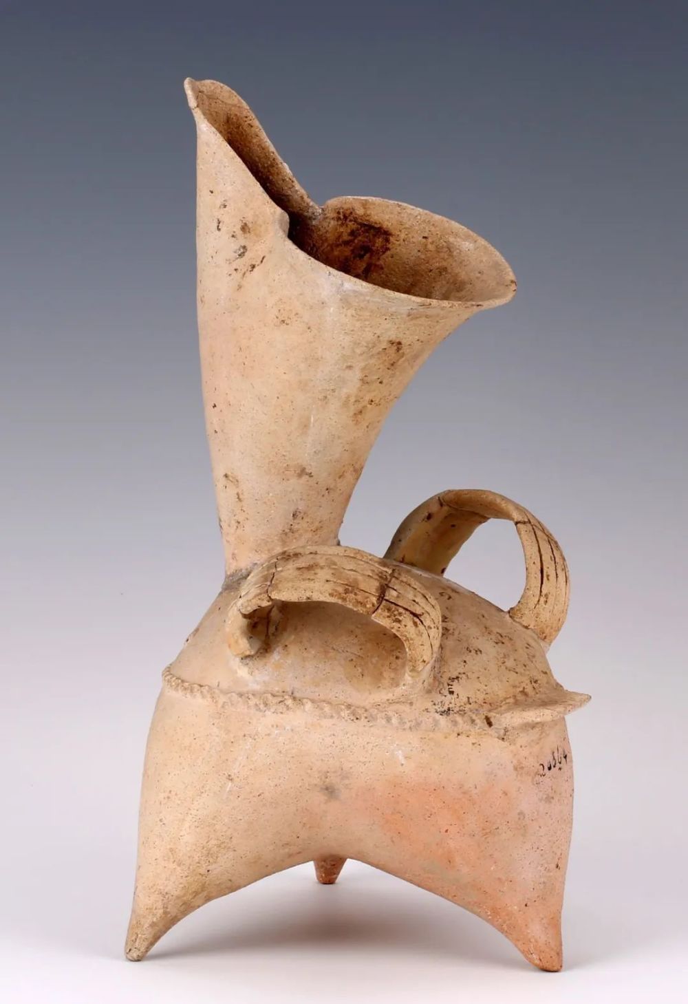 文物名称:双鋬三足白陶鬶 年代:距今约5000年