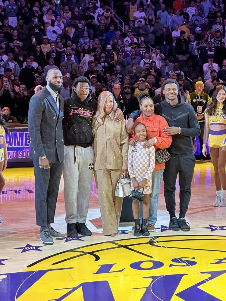 庆祝仪式上詹姆斯一家人合影_腾讯新闻