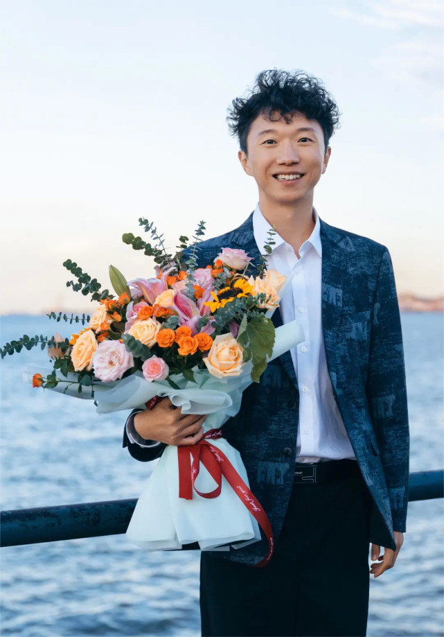 《狂飙》宋家腾晒一家四口,老婆五官精致皮肤白皙,儿女随妈妈