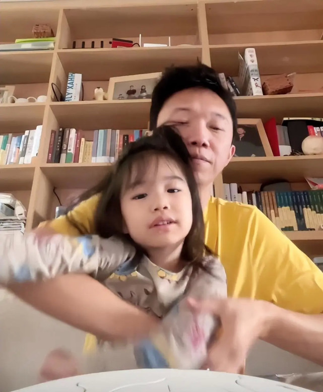 《狂飙》宋家腾晒一家四口,老婆五官精致皮肤白皙,儿女随妈妈