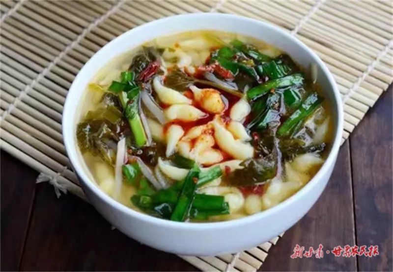 刚发芽的鲜嫩韭菜炝炒,把锅鲰捞在碗里浇上提前做好的臊子或者浆水,配