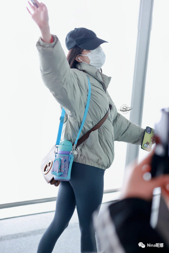 穿搭小知识:基础色优点:避免艳俗,尽显好翘臀健美裤也是属于紧身裤的