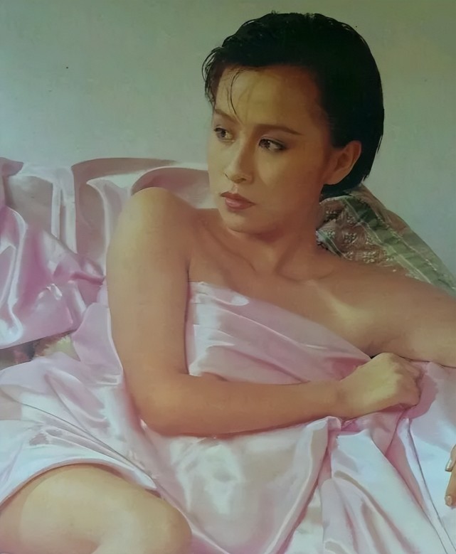 越活越年轻,60岁梁朝伟复出忙事业,59岁刘嘉玲晒泳装旅游照