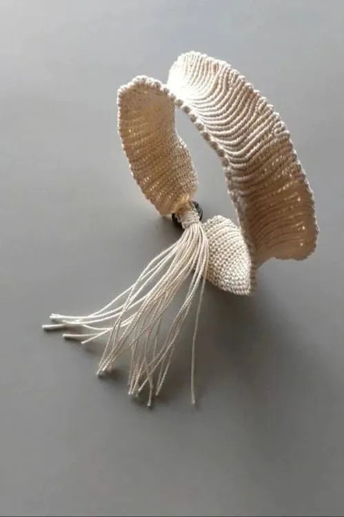 macrame是来自日本的手工首饰品牌,设计师松田纱和从古典工艺技术中